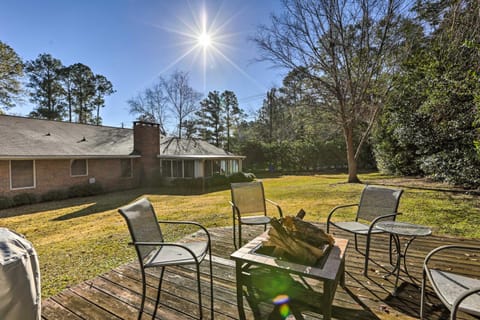 Quiet Dothan House with Fenced Yard and Fire Pit! Maison in Dothan