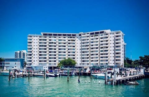Deluxe waterfront one bedroom apartment with free parking 5 mins drive to Miami Beach Condo in North Bay Village