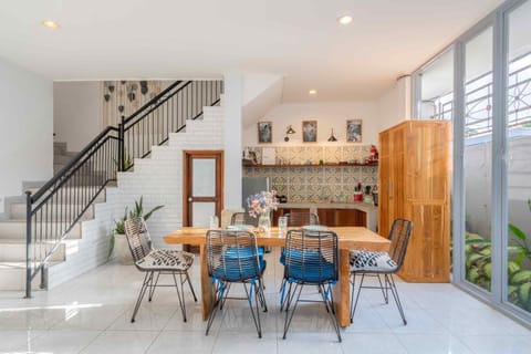 Seating area, Dining area