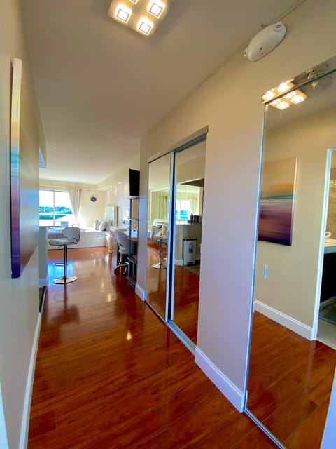 Modern waterfront apartment with free parking 5 mins drive to Miami Beach Condo in North Bay Village