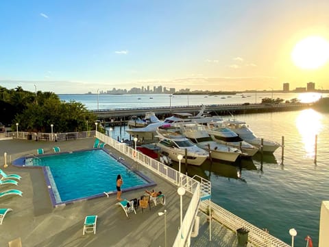 Modern waterfront apartment with free parking 5 mins drive to Miami Beach Condominio in North Bay Village