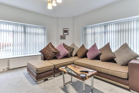 Luxury Spacious Pad with Games Room House in Sheffield