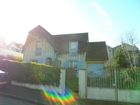 Grande Villa avec Jardin, Proche Plage et Centre de Villers-sur-Mer - FR-1-487-310 House in Normandy