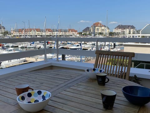 Bel Appartement Duplex 4 pièces avec Vue sur Port et Terrasse - FR-1-487-314 Apartment in Cabourg