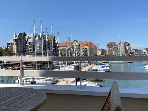 Bel Appartement Duplex 4 pièces avec Vue sur Port et Terrasse - FR-1-487-314 Apartment in Cabourg