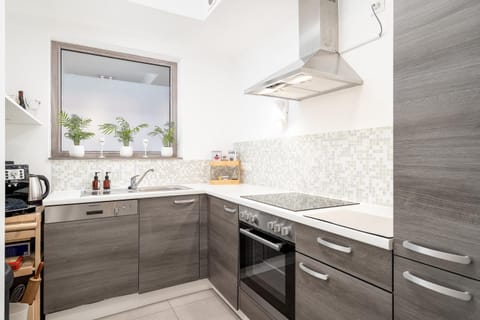 Coffee/tea facilities, Kitchen or kitchenette, Drinks, dishwasher, minibar, oven, pet friendly, stove, toaster