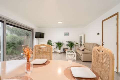 TV and multimedia, Living room, Seating area, Dining area, acessibility