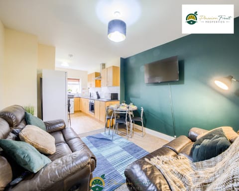 LOW RATE this season for 5 BR House with 2 Baths- Coventry Near Birmingham By Passionfruit Properties With free Netflix Wi-Fi by A45 - THL Apartment in Coventry