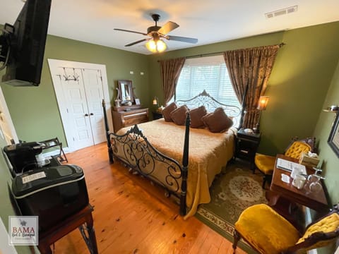 Bama Bed and Breakfast - Tusk Suite Hotel in Northport