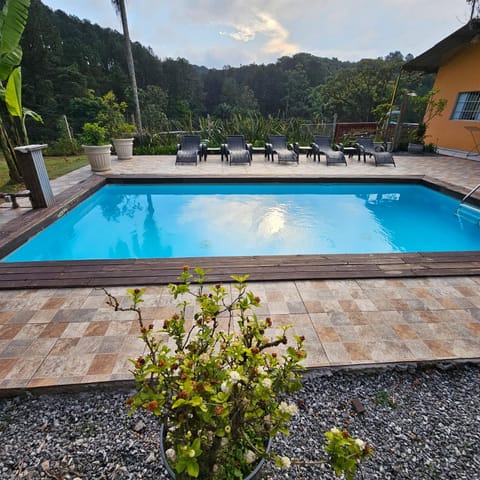 Casa de campo em sítio de médio padrão com piscina aquecida e churrasqueira House in State of São Paulo