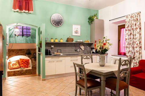 Kitchen or kitchenette, Dining area, internet, locker