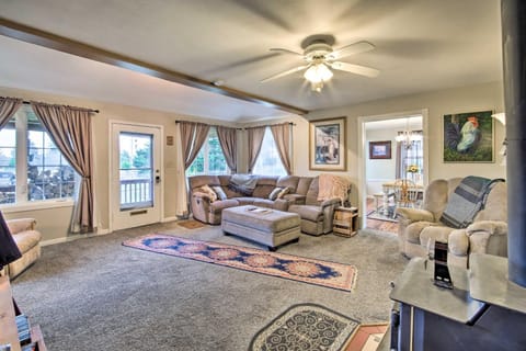 Updated Coos Bay Home about 2 Mi to Pacific Ocean House in Coos Bay