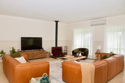 Marigold Cottage, A Blue Mountains Oasis- Spacious, Views & Kangaroos House in Hartley