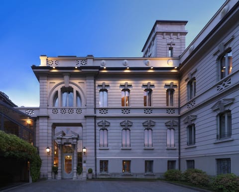 Property building, Facade/entrance, Night