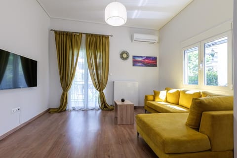 TV and multimedia, Living room, Seating area, air conditioner