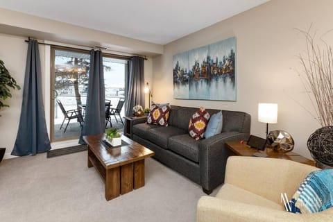 The Altitude Landing, Pool, Hot Tub, Pets Condo in Invermere