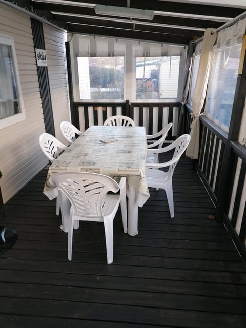 Patio, Dining area