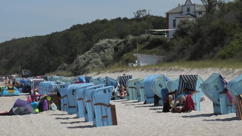 Reethaus Strandgut - geräumiges FH, 5 Schlafzimmer, Sauna und 3 Terrassen, Balkon House in Rerik