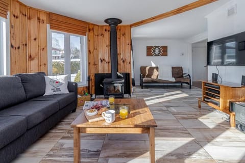 Spa, sauna et foyer : Le Phare de Baie-Saint-Paul Chalet in Baie-Saint-Paul