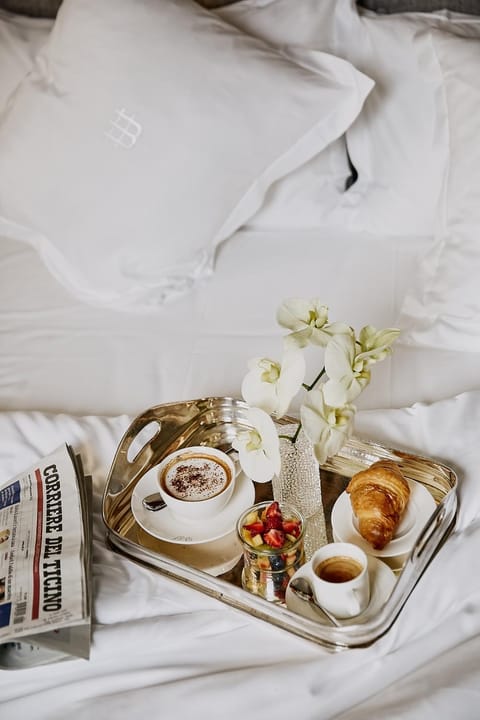 Bed, Food and drinks, Bedroom, Food, Breakfast