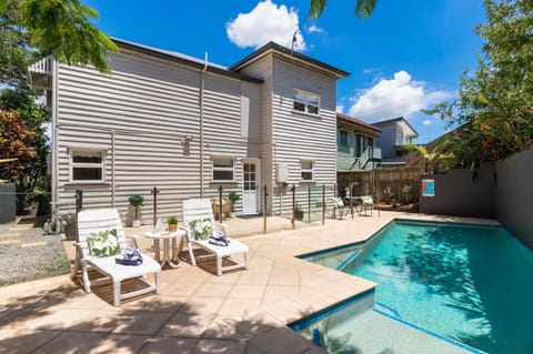Pet Friendly Family Home In Brisbane - Relocations and Family Stays - Fast Internet - Parking - Netflix House in Bulimba