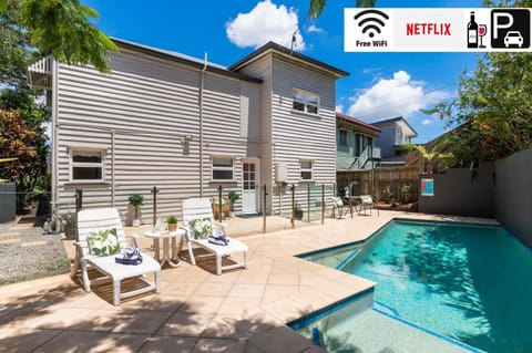 Pet Friendly Family Home In Brisbane - Relocations and Family Stays - Fast Internet - Parking - Netflix Casa in Bulimba