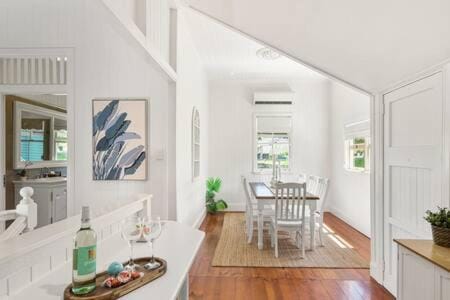 Pet Friendly Family Home In Brisbane - Relocations and Family Stays - Fast Internet - Parking - Netflix Haus in Bulimba