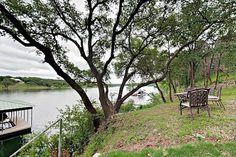 Cliff side Oasis House in Lake Travis