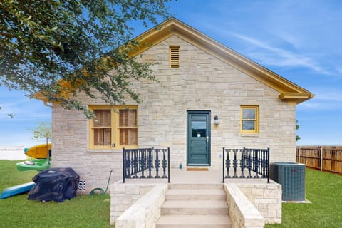 Lakefront Life House in Lake Buchanan