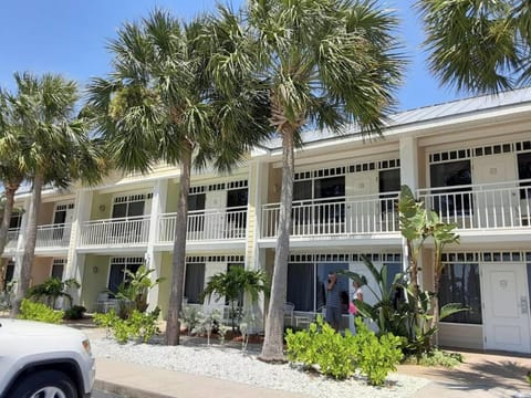 Beautiful one bedroom resort-style studio with pool and beach access Condo in Ruskin