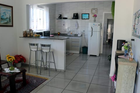 Kitchen or kitchenette, Dining area, Communal kitchen, minibar, oven, stove, toaster