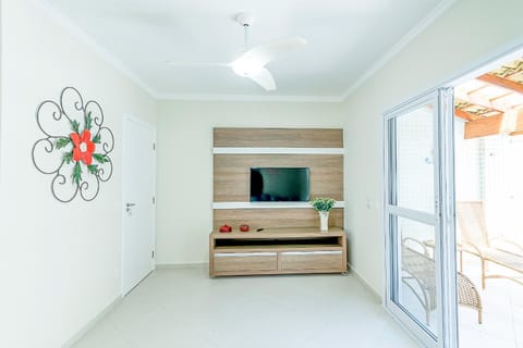 Communal lounge/ TV room, TV and multimedia, Living room, Seating area, fireplace, locker