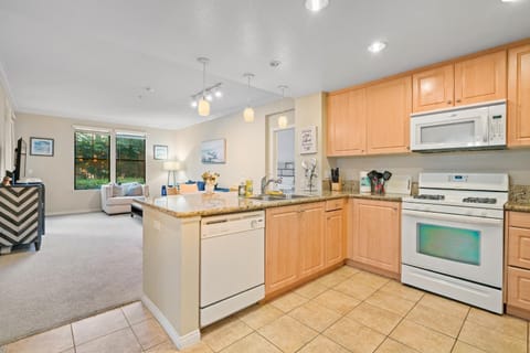 2 Bedrooms/2 Bathrooms Private Apartment with kitchen/pool Condo in Irvine