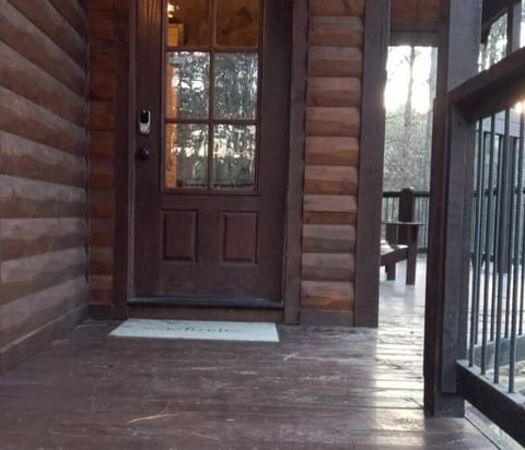 Iron Horse Lodge sleeps 18, Games, Fire Pit, Hot Tub, EV, more Chalet in Oklahoma