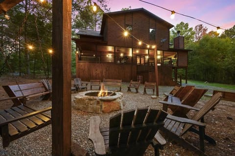 Iron Horse Lodge sleeps 18, Games, Fire Pit, Hot Tub, EV, more Villa in Oklahoma