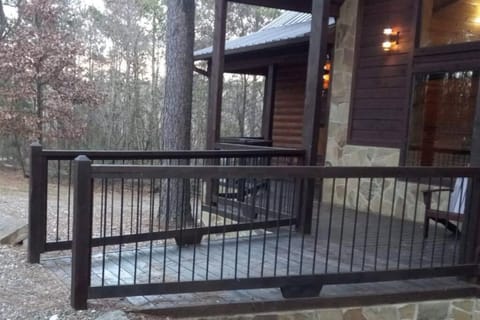 Iron Horse Lodge sleeps 18, Games, Fire Pit, Hot Tub, EV, more Chalet in Oklahoma