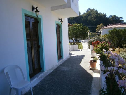 Property building, Facade/entrance, Garden, Garden view