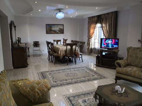 Communal lounge/ TV room, TV and multimedia, Living room, Seating area, Dining area, Evening entertainment