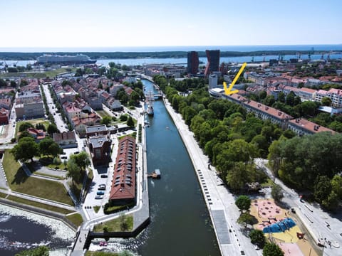 Property building, Nearby landmark, Facade/entrance, Bird's eye view, City view, River view, Location