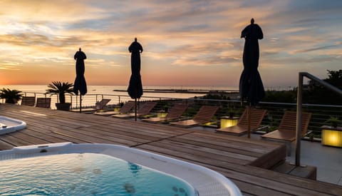 Hot Tub, Solarium, Balcony/Terrace, Sea view, Sunrise, sunbed