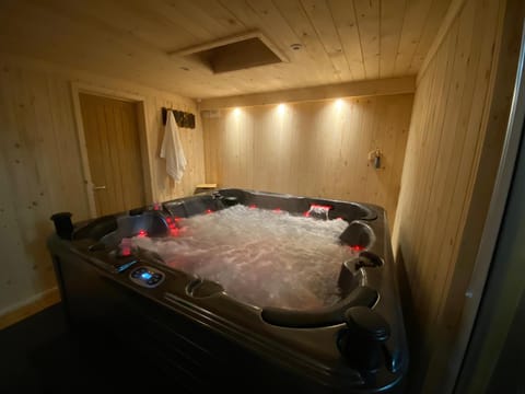 Hot Tub, Spa and wellness centre/facilities