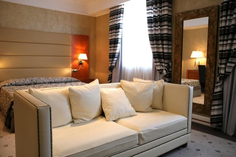 Bed, Seating area