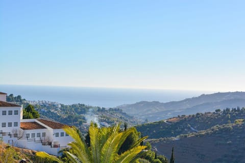 La Fuente APT6, Frigiliana Amazing 2 bedroom Family Apartment with views, Padel Court and 2 Pools HansOnHoliday Rentals Apartment in Frigiliana