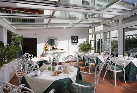 Restaurant/places to eat, Balcony/Terrace