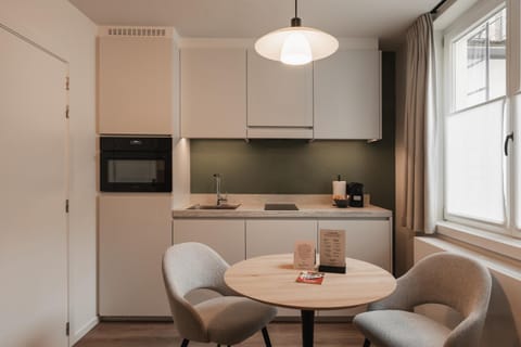 Kitchen or kitchenette, Dining area, stove