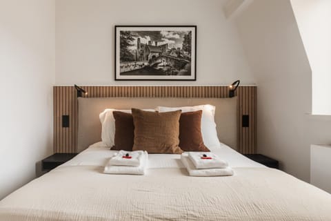 Bed, Bedroom, towels