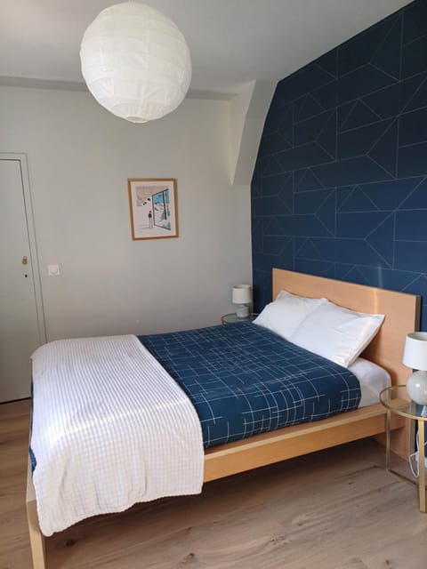 Bed, Photo of the whole room, Seating area, Bedroom, heating, internet, locker