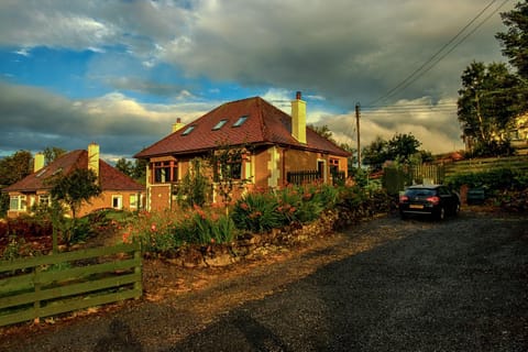 Property building, Garden, Parking