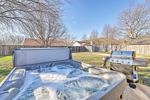 Fayetteville Home with Hot Tub about 3 Mi to U of A! Maison in Fayetteville