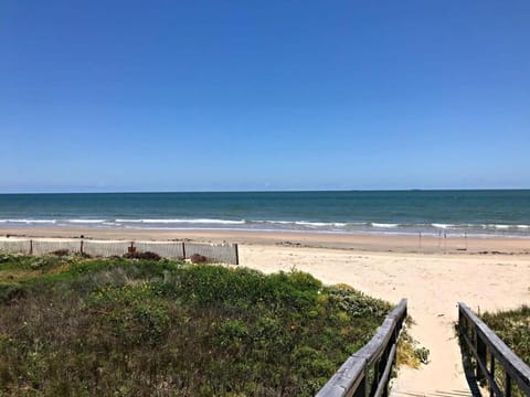 Blue Swordfish Bungalow - 4 Bed, 4 Bath - Short Walk to Beach and Gulf Water! House in Surfside Beach